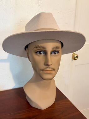 Teressa Foglia X Curateur Lynn Western Hat